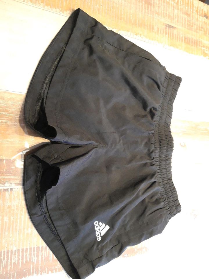 Adidas Sporthose kurz schwarz in Verl