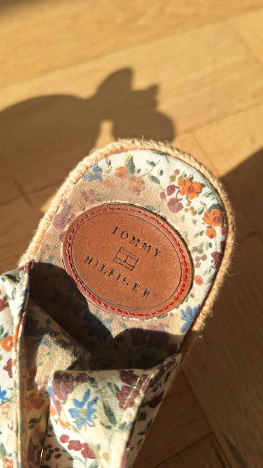 Tommy Hilfiger peep toes Keilabsatz geblümt Gr 37 in Leipzig