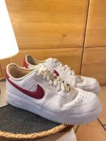 Nike Air Force 1 weiß mit Wein rot Größe 44 Nordrhein-Westfalen - Arnsberg Vorschau