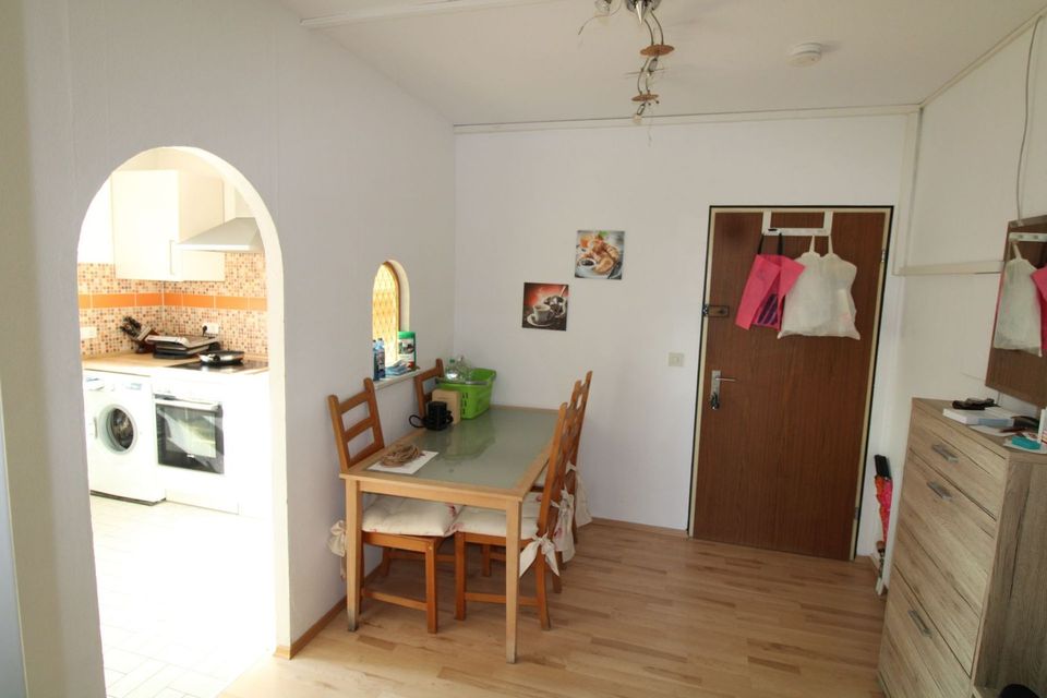 2-Zimmer-Wohnung in ruhiger Lage mit Südbalkon und toller Aussicht sowie Schwimmbad und Sauna in Estenfeld