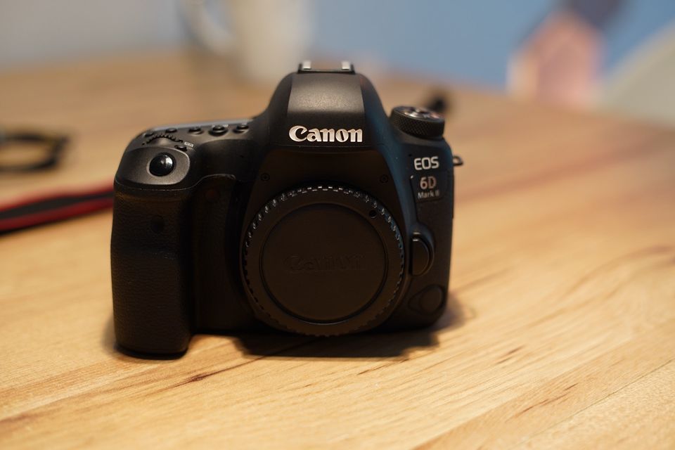 Canon EOS 6D Mark II + 50mm Objektiv (10573 Auslösungen) in Centrum