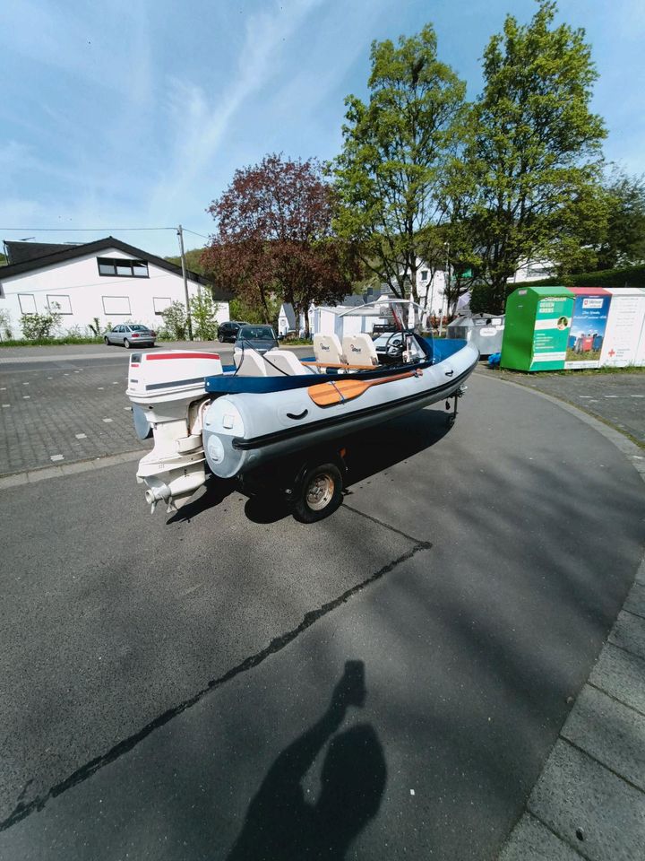 Schlauchboot Wiking mit Außenborder und Trailer in Linz am Rhein