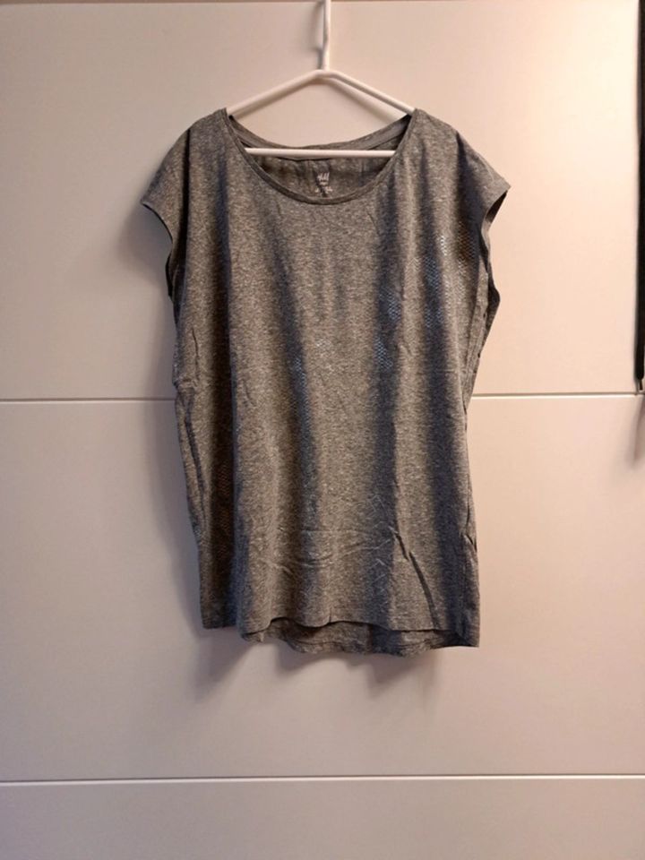 T-Shirt grau mit Aufdruck in Finning