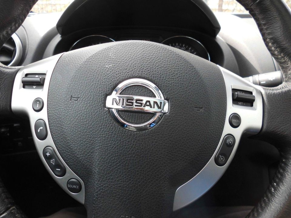 Nissan Qashqai Acenta 4X4 Leder Navi Panoramadach in Schneverdingen