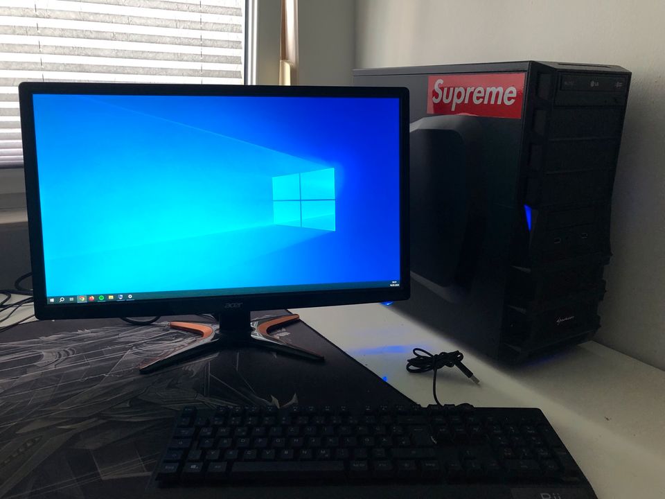 PC mit Monitor und Tastatur in Leverkusen