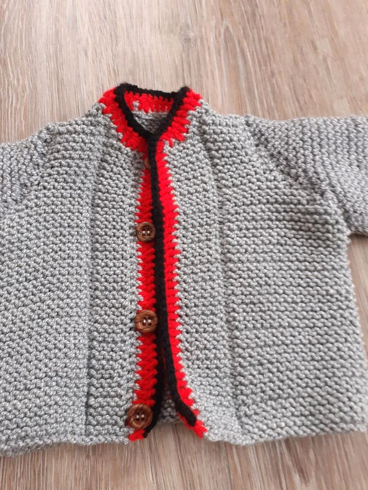 Babytrachtenjacke handgestrickt grau mit grün/rotem Rand Gr74 neu in Schongau