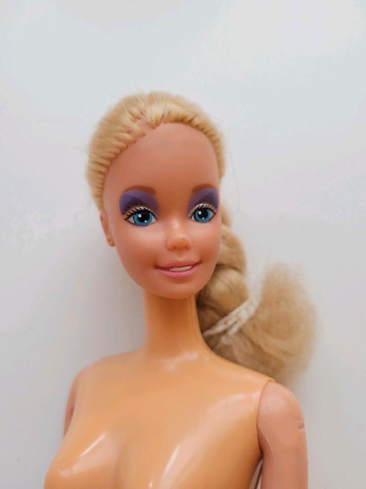 Retro Barbie mit schönem Augen Make-up in Berlin