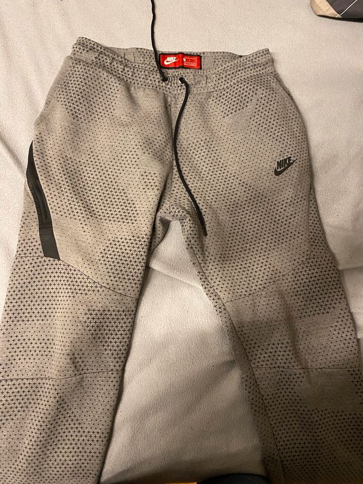 Nike Tech Fleece Anzug in Berlin