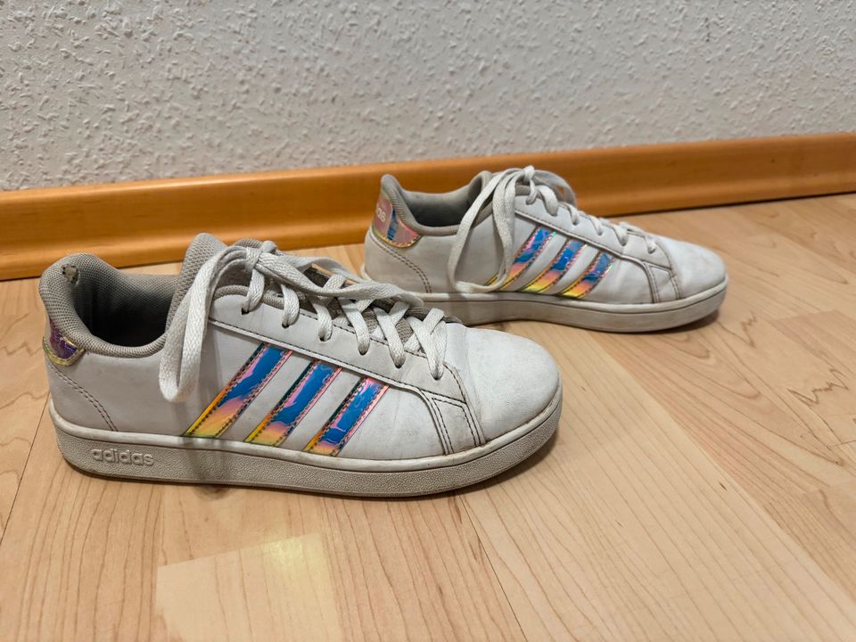 Sneaker von Adidas in Düsseldorf