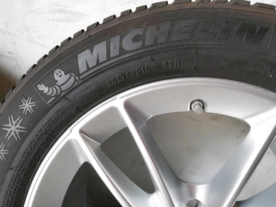 4x neuwertig 205 60 R16 92H Michelin Winterreifen Mercedes Felgen in Detmold