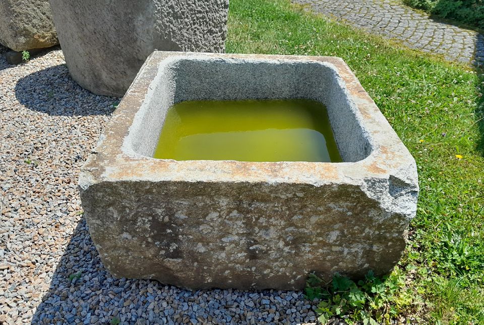 Granitbrunnen, Granitwassergrand, Natursteinbrunnen, Granittrog für