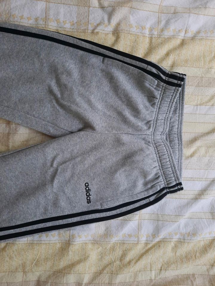 Adidas Jogginghose Gr. 152 in Berlin