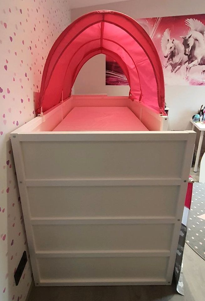 Top Kinderbett 90x200 cm Hochbett Ikea Kura Bett mit viel Zubehör in Haiger