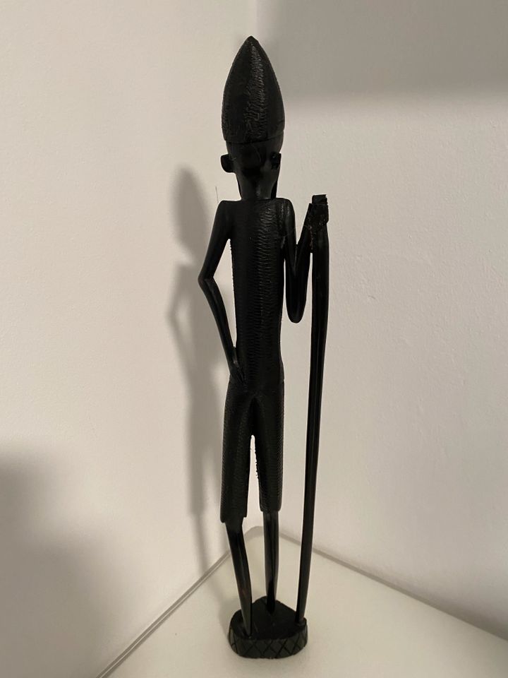 Schwarzholz-Figur "Wanderer mit Stock" 41 cm groß in Hamburg