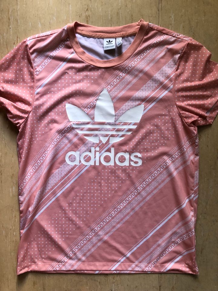 Gemustertes ADIDAS- Shirt in Berlin