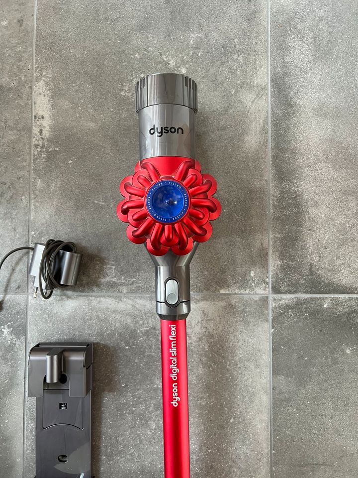 Dyson V6 // digital slim flexi // Zubehör // Wandhalterung in Boffzen