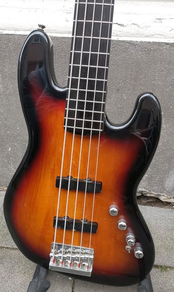 E Bass Squier Deluxe Jazz Bass  PR 839 active V 5 Saiter Bj 2010 in Köln