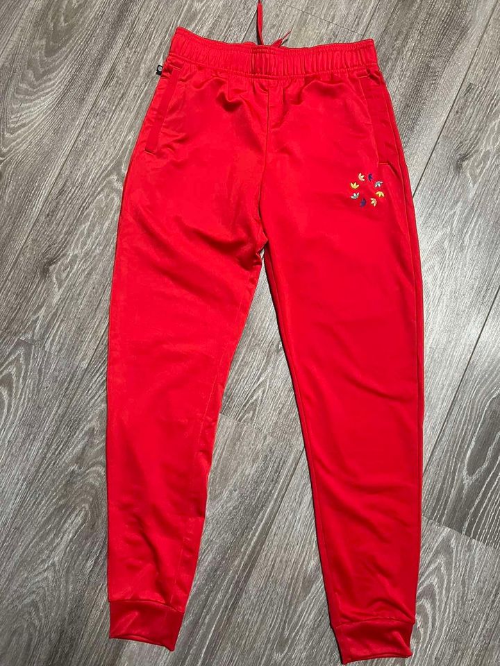 org. ADIDAS Jogginghose Sporthose Hose Rot Gr 176 Neu in München