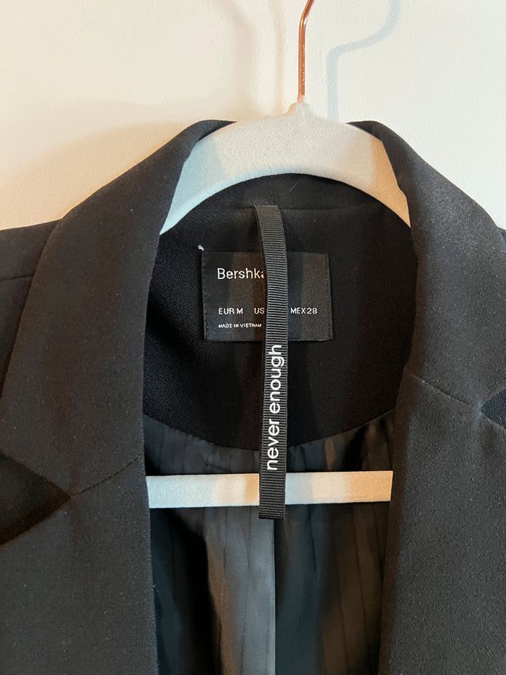 Bershka Jacke Jackett Blazer schwarze wie neu große S-M in Berlin