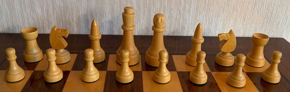 Wunderschöne Schachspielfiguren mit edlem Schachbrett in Krefeld