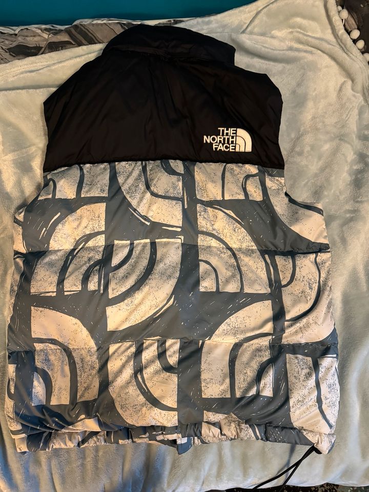 North Face printed retro nuptse Weste in Hamburg