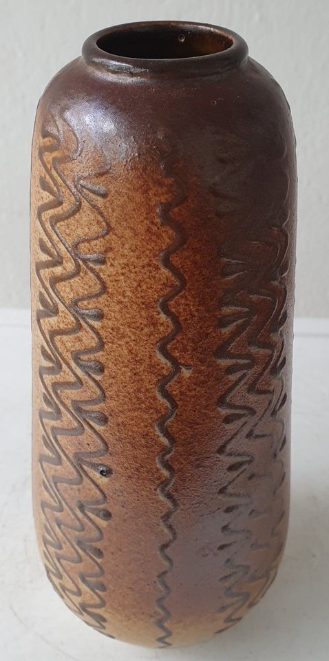 kleine Vase, ca. 20 cm hoch, braun gemustert, glasierte Keramik in Lübeck