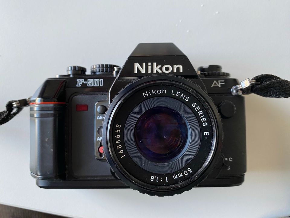 Nikon F-501 AF mit 50mm f1.8 Series E Analogkamera in Freiburg im Breisgau