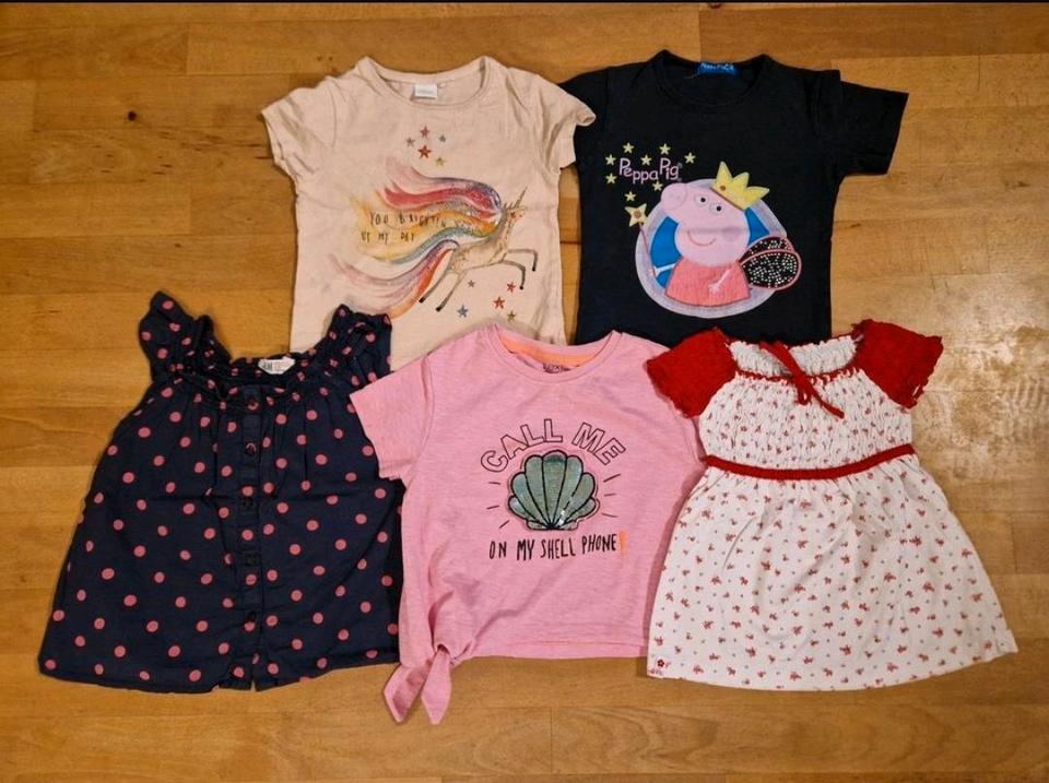 T-Shirts 98/104 next H&M Glitzer Einhorn Muschel Tunika Peppa in Bergisch Gladbach