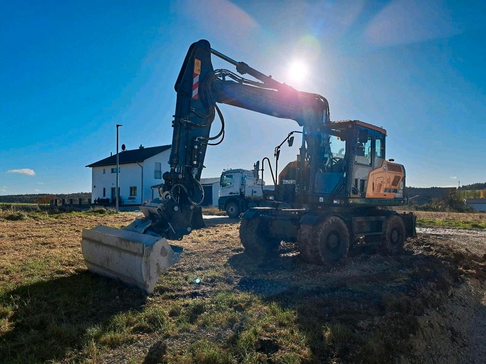 Erdbau Baugrube Erdbewegungen Baggerarbeiten in Munningen