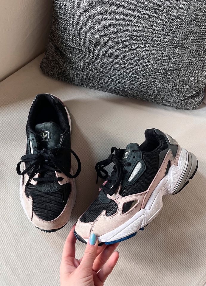 adidas Falcon Core Black Light Pink in Lage