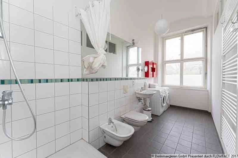 Ready-to-occupy: 2-room flat with balcony and car parking space in Berlin