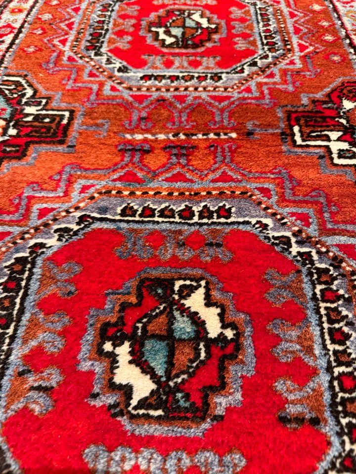 Meshgin Teppich 102x66 cm handgeknüpft Teppichbrücke Orient rot in Berlin