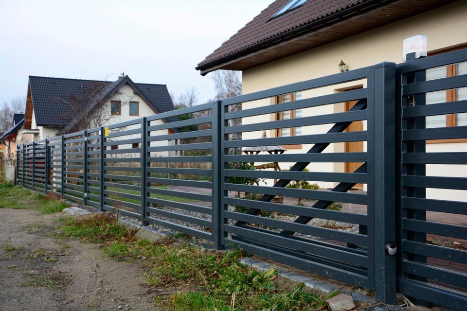 Moderne Metallzaun aus Polen Zaun Zäune Tor Schiebetor Tür in Litzendorf