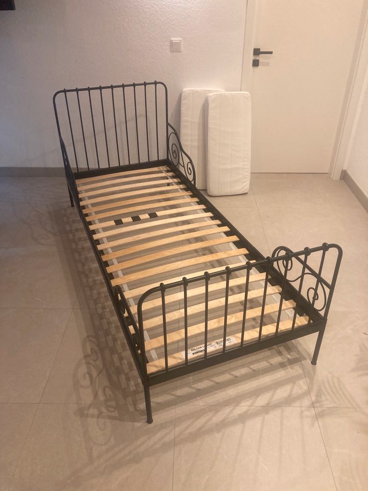 ausziehbares Baby-/Kinderbett mit Lattenrost und Matratze I IKEA in Dresden