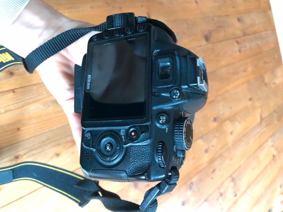 Nikon D3100 Spiegelreflexkamera mit zwei Objektiven in Hamburg