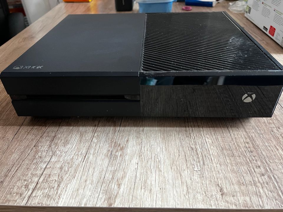 Xbox One Schwarz, 500 GB in Bad Krozingen