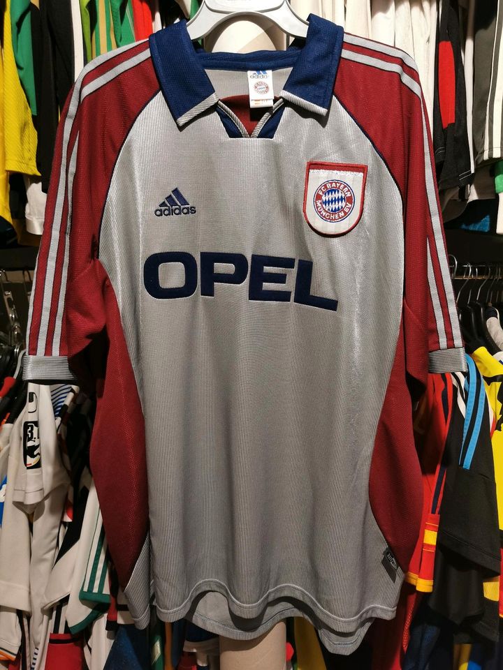 BAYERN MÜNCHEN TRIKOT CL FINALE 1999 KUFFOUR in Duisburg