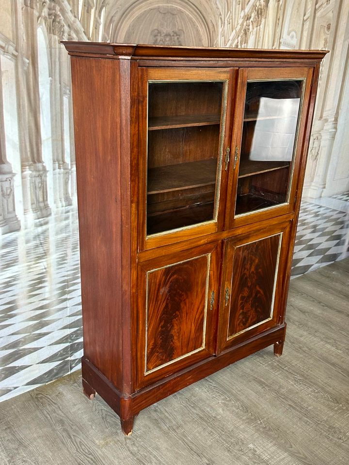 ANTIKER SCHRANK VITRINE UM 1900 MAHAGONI FURNIER VIERTÜRIG - Versand möglich 99 Euro - Wir sind für Sie da lokal in 86830 Schwabmünchen oder online ARTHOME24 in Schwabmünchen