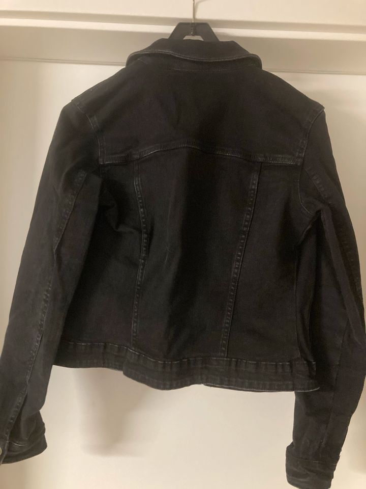 Bershka Jeansjacke Damen Gr. S in Niederdorfelden