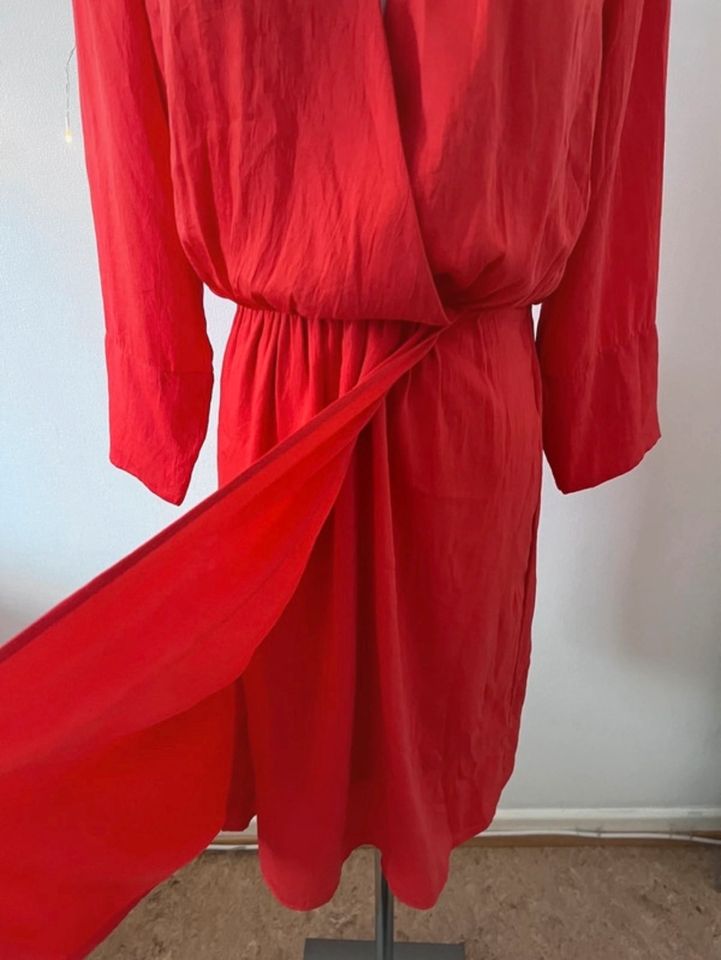 Schönes rotes Kleid in Wiesbaden
