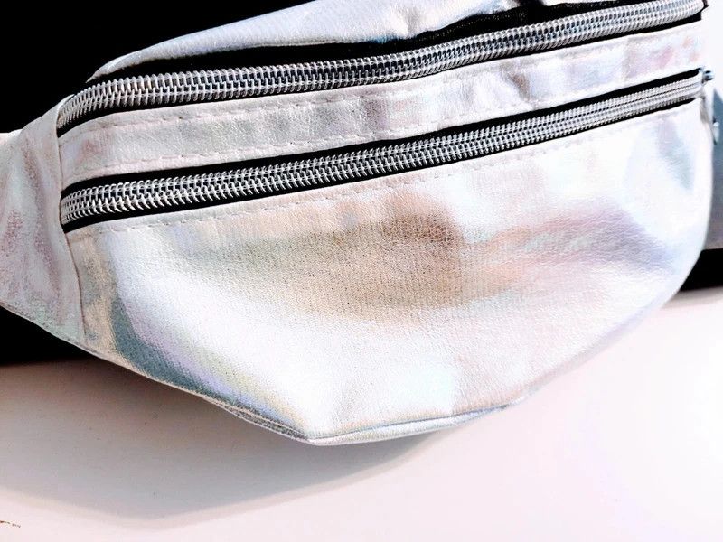 NEU Crossbody Bauchtasche Gürteltasche Geschenk Weiß Hologram in Berlin