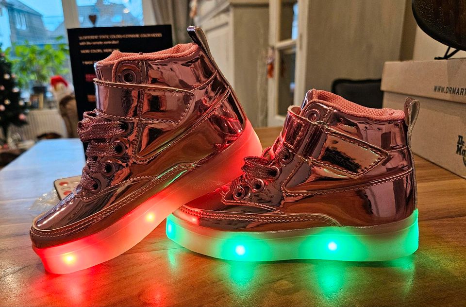 LED Blinke Schuhe Mädchen Boots NEU Sneaker Gr 25 in Kamp-Lintfort