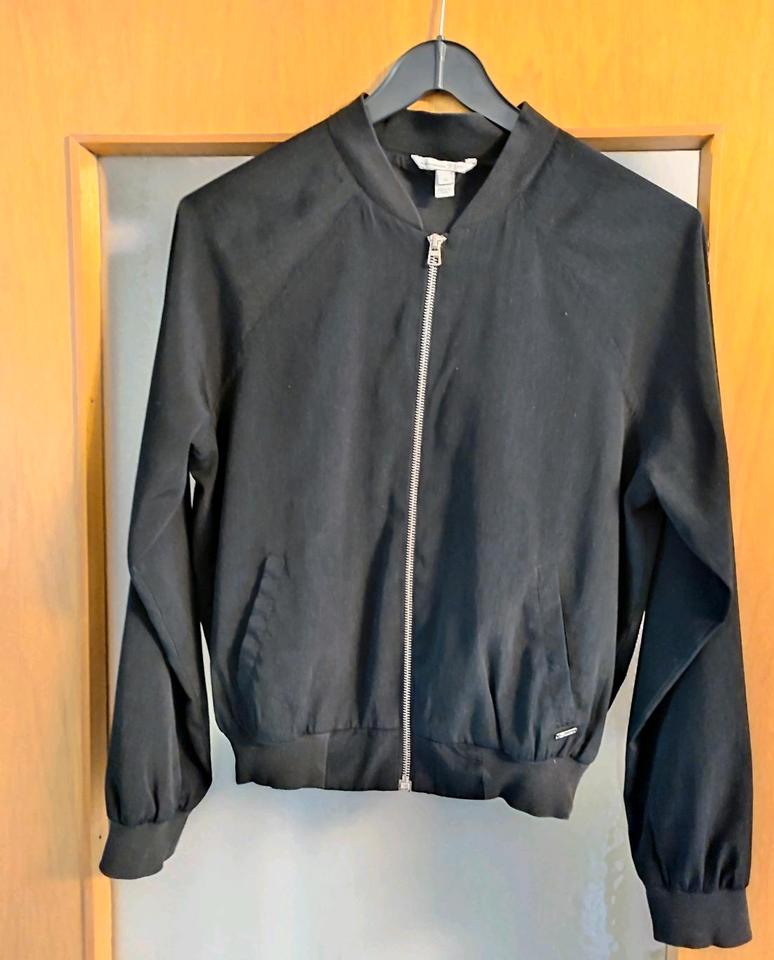leichte Mädchen / Damen Jacke von Tom Tailor in Größe XS in Einbeck