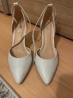Pumps weiß mit leichtem Silber Schimmer Hochzeitsschuh Niedersachsen - Schüttorf Vorschau