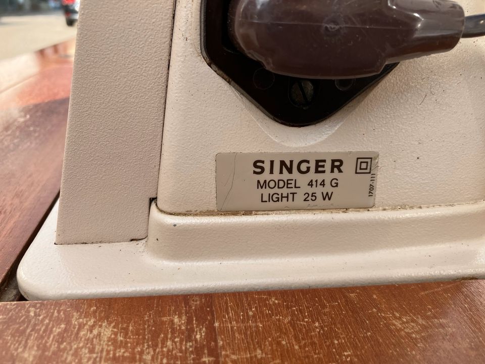 Singer 414G Nähmaschine mit Schrank in Oberfell