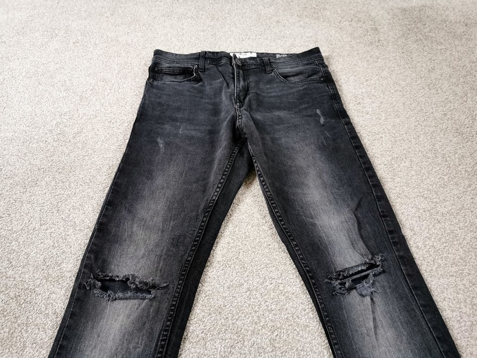 Top! FSBN Jungen Herren Jeans Hose Gr. 31/32 schwarz used look in Falkensee