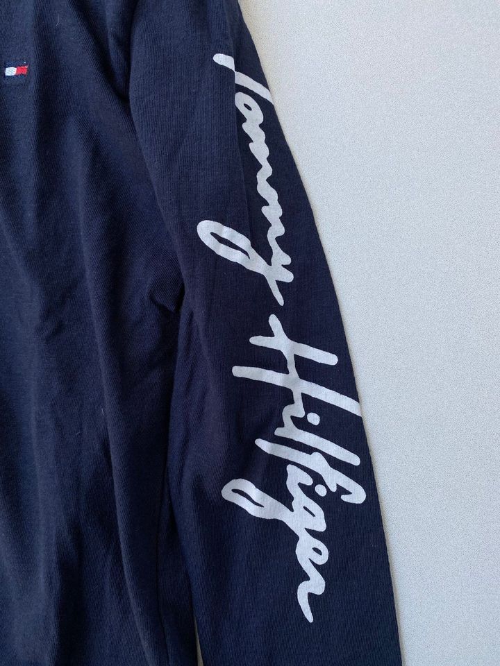 Shirt/Langarmshirt Tommy Hilfiger Gr. 104 dunkelblau in Waldbüttelbrunn