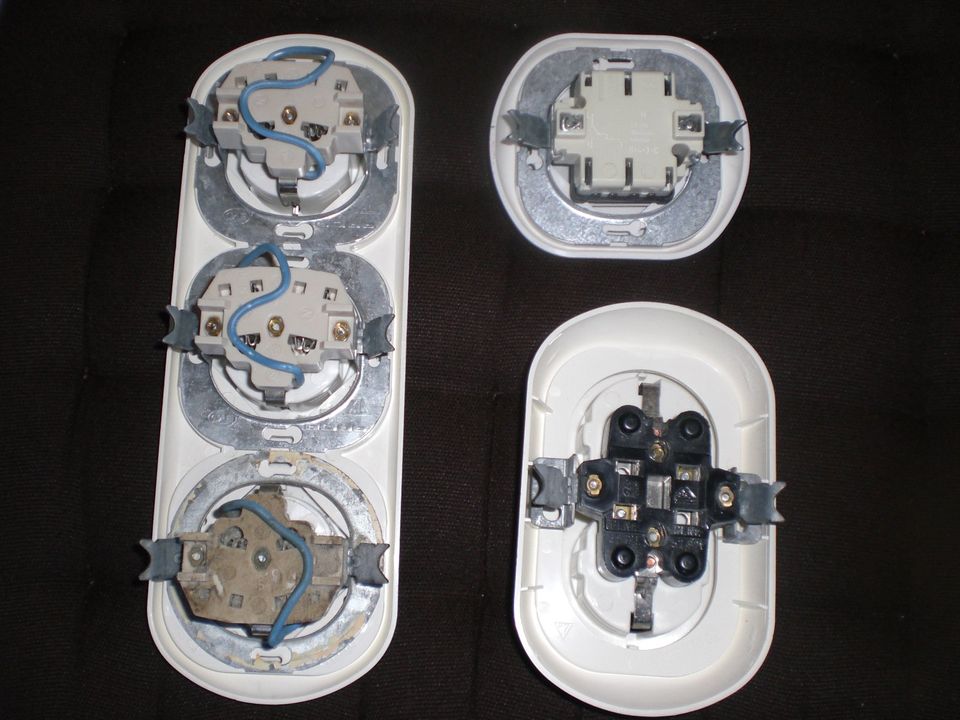 Gebrauchte Steckdosen Unterputz und Aufputz, Lichtschalter, weiß. in Gründau