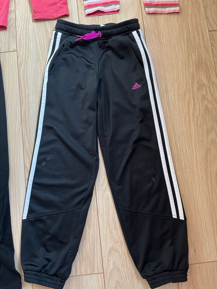 5 Teile 4 Leggings und 1 Adidas Sporthose 128 in Berlin