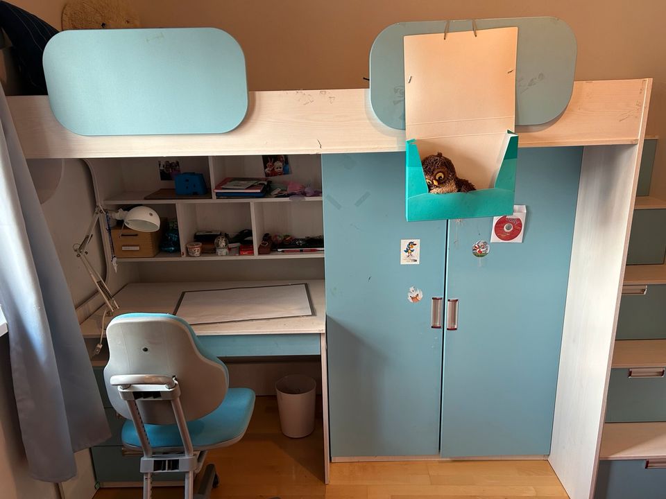 Kinderhochbett mit Schrank, Schreibtisch, Treppe und Matratze in München